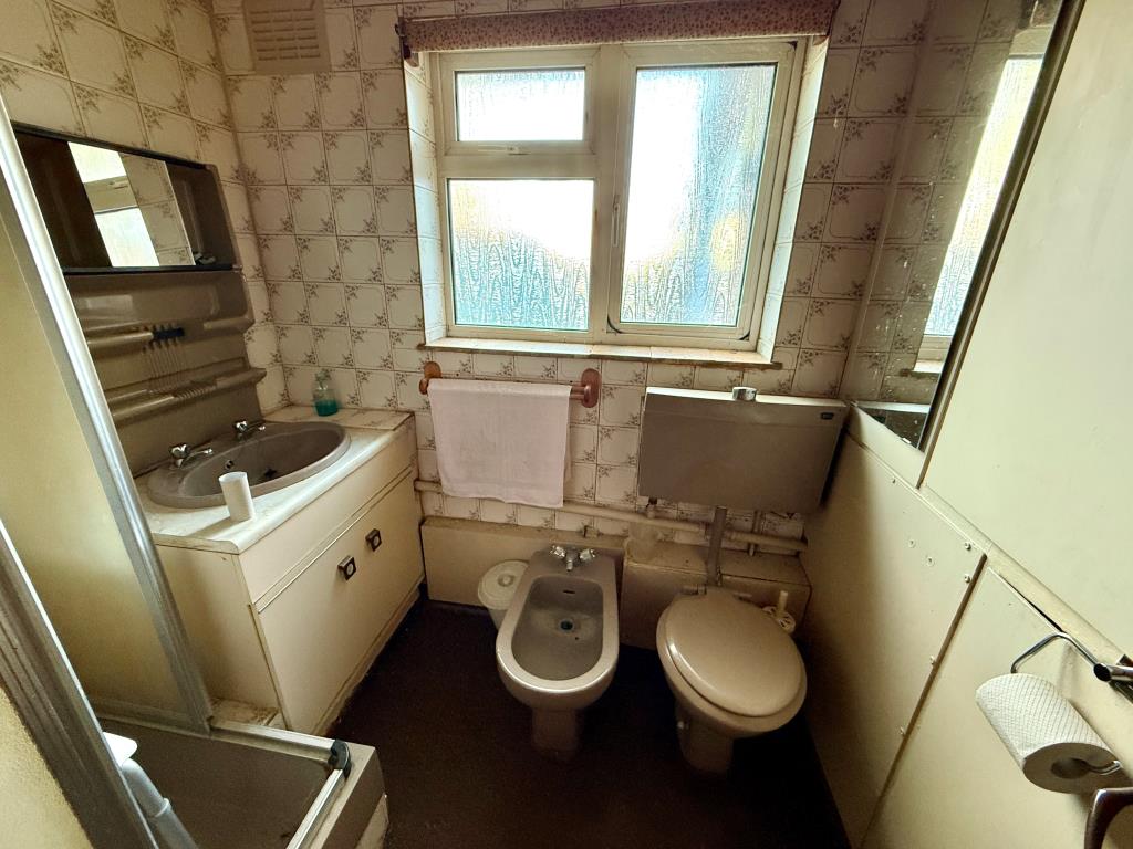 Lot: 153 - FOUR-BEDROOM BUNGALOW FOR REFURBISHMENT AND REPAIR - Shower room with W.C.
